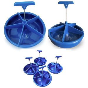 Tempat makan babi kecil berbahan plastik